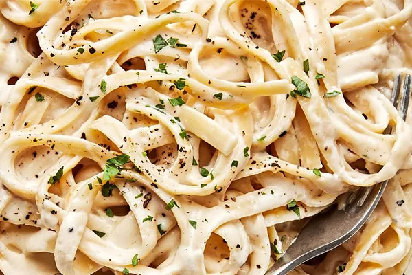 بهترین مدل پاستا برای استفاده از سس آلفردو، فتوچینی (Fettuccine)، لینگوئینی، پاپاردله (Pappardelle) و صدفی (شلز) است.