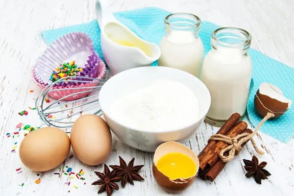 تخم مرغ و شیر و آرد و کره تعدادی از مهم ترین مواد لازم برای پخت کیک اسفنجی در توستر هستند.
